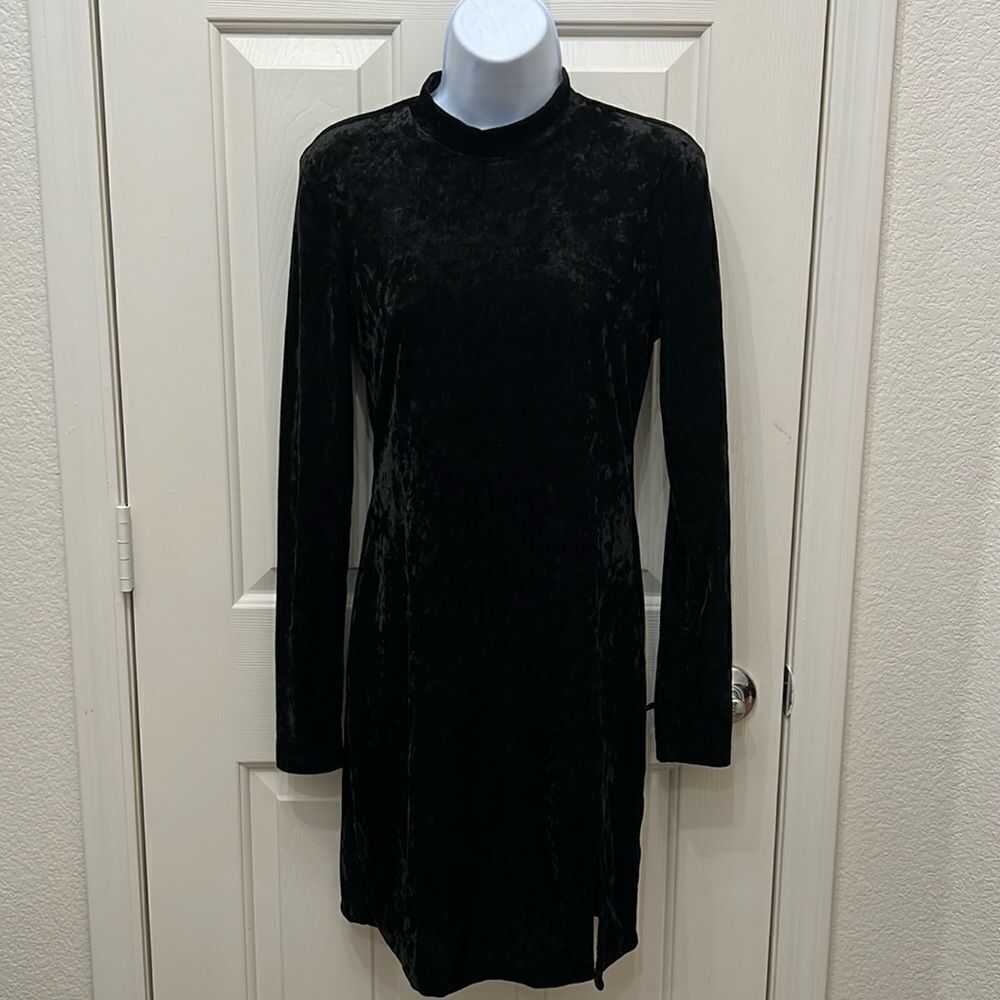 FOREVER 21 BLACK DRESS SZ MEDIUM HIGH NECK LONG SLEEVE MINI SLIT SIDE VELVET